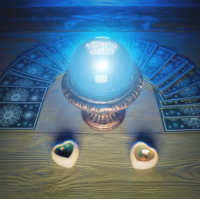 Mesa con bola de cristal y cartas del tarot
